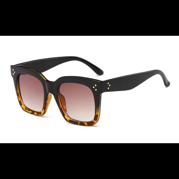 LAST ONE • Black Oversized Tortoise Square Sunnies - Picture 2 of 4